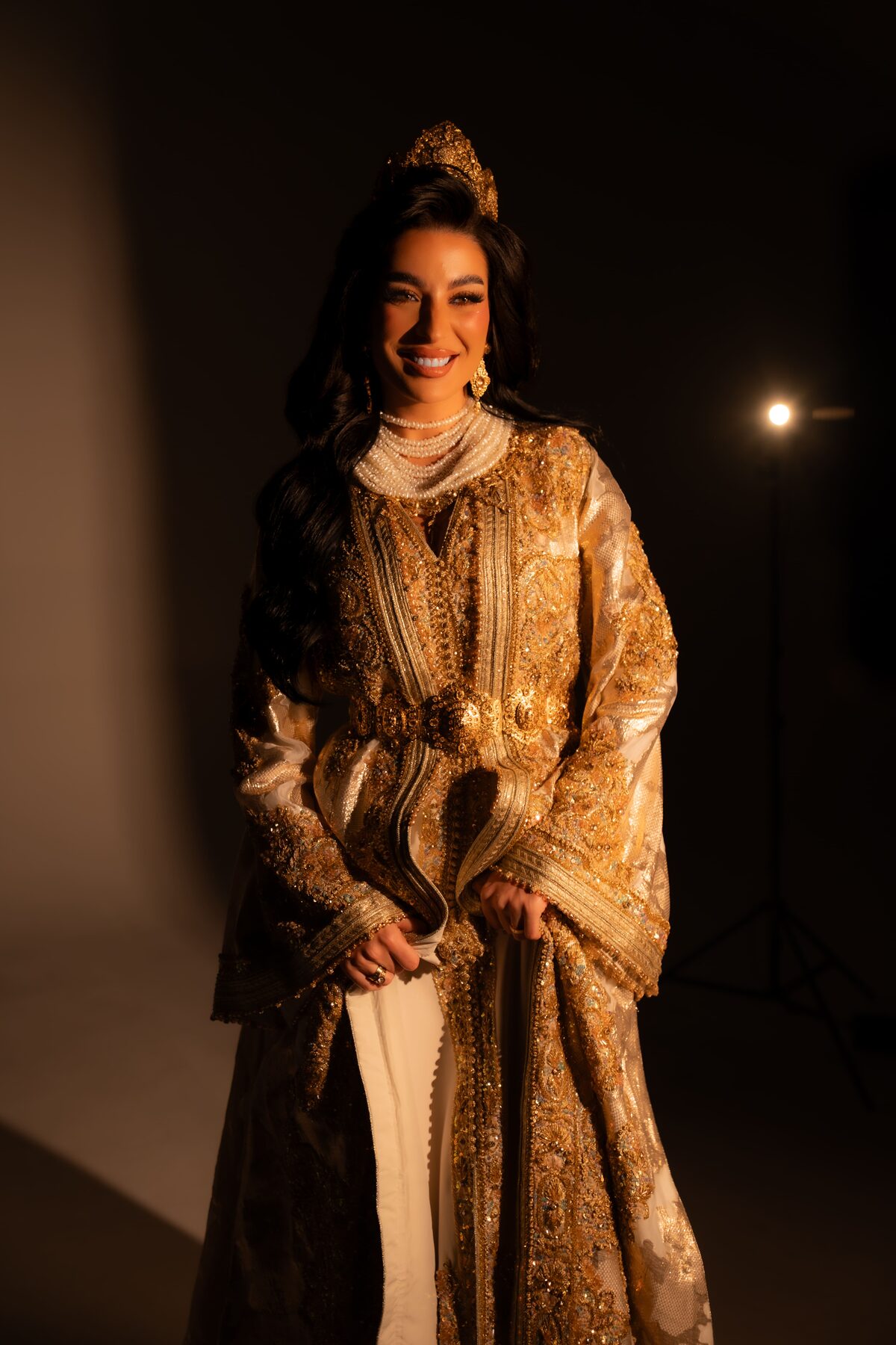 Mariée souriante en caftan doré brodé