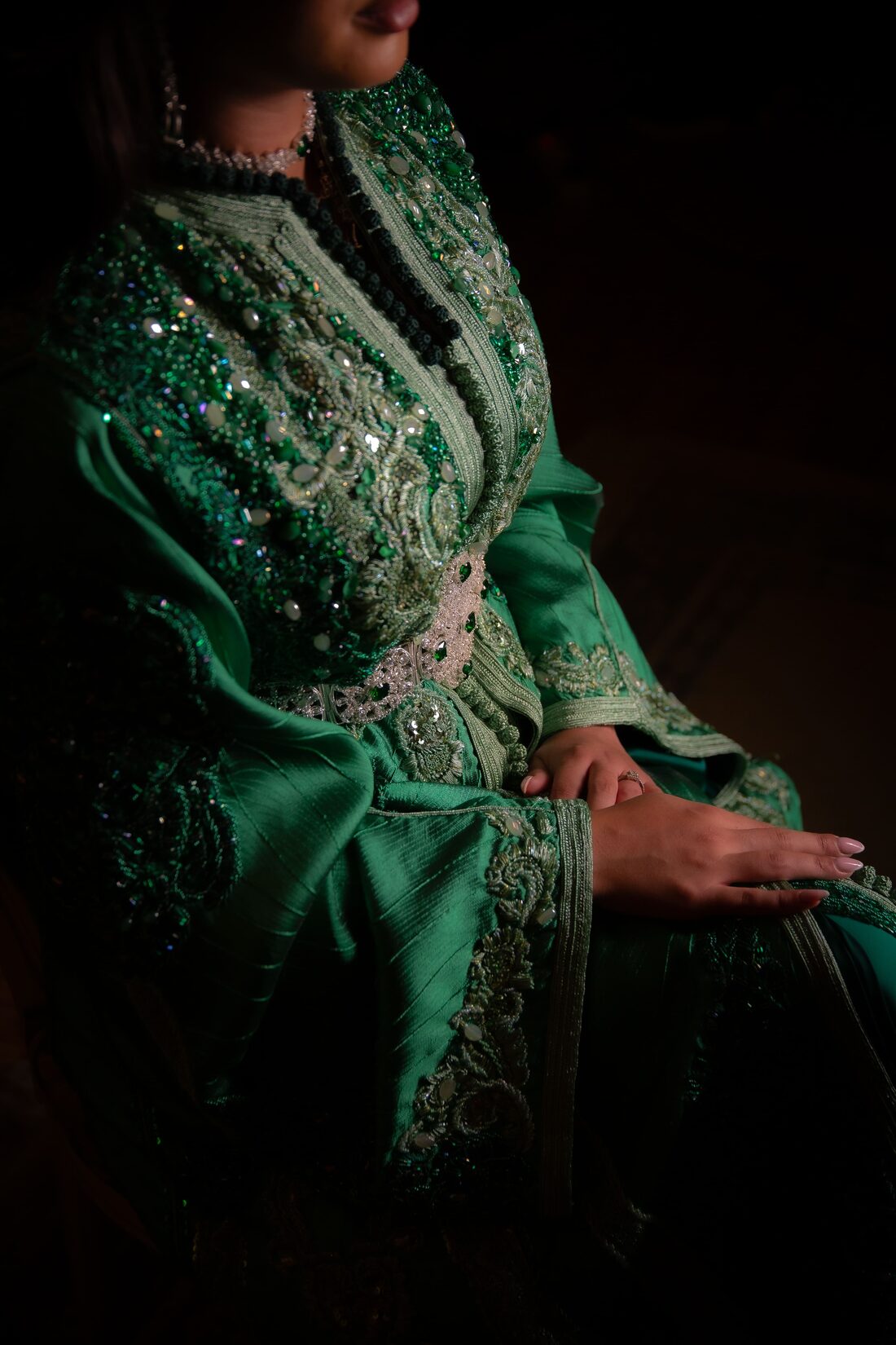 Détails d'un caftan vert brodé de perles et de sequins